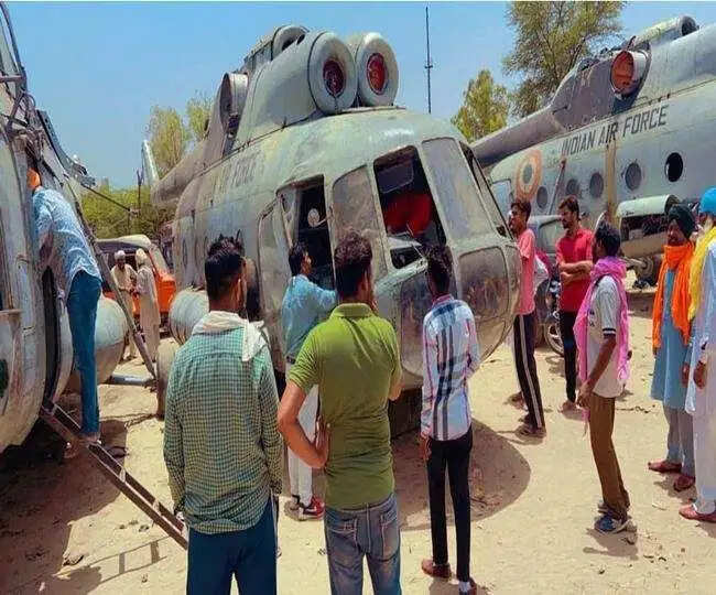 कबाड़ी ने खरीदे एयरफोर्स के 6 हेलीकॉप्‍टर, हेलीकॉप्‍टर देख लोग हो गए हैरान