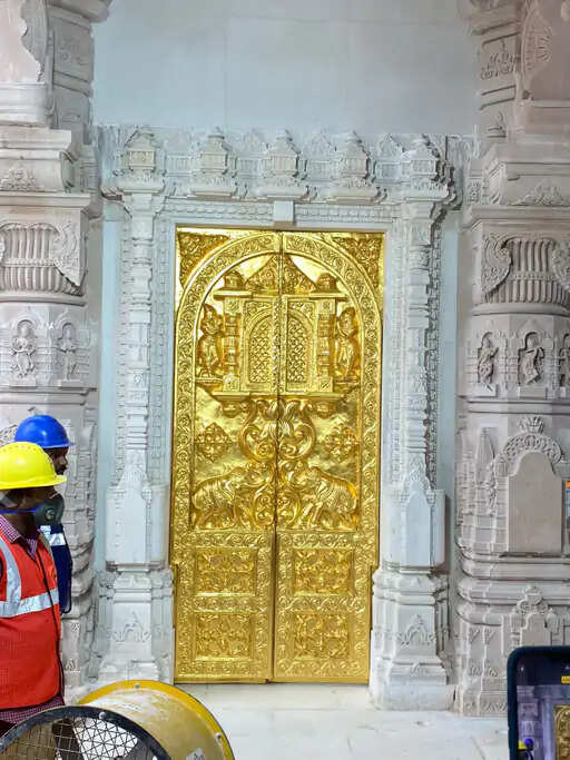 राम मंदिर में लगा सोने का दरवाजा, सामने आई पहली तस्वीर