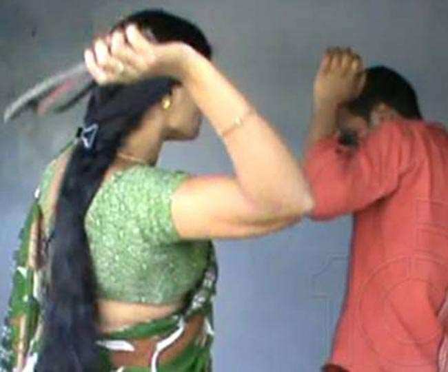 देर से घर लौटना पड़ा महंगा, पति को बेलन से पीटा, भड़के देवर ने किया ये हाल.