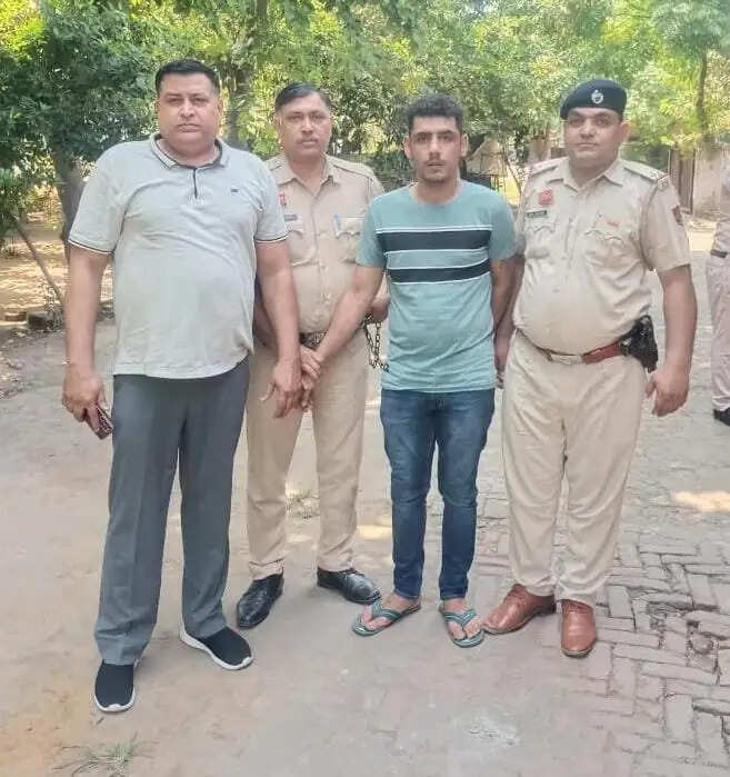 हथियार के बल पर लूट करने वाले तीसरे आरोपी को पुलिस ने लिया प्रोडक्शन वारंट पर