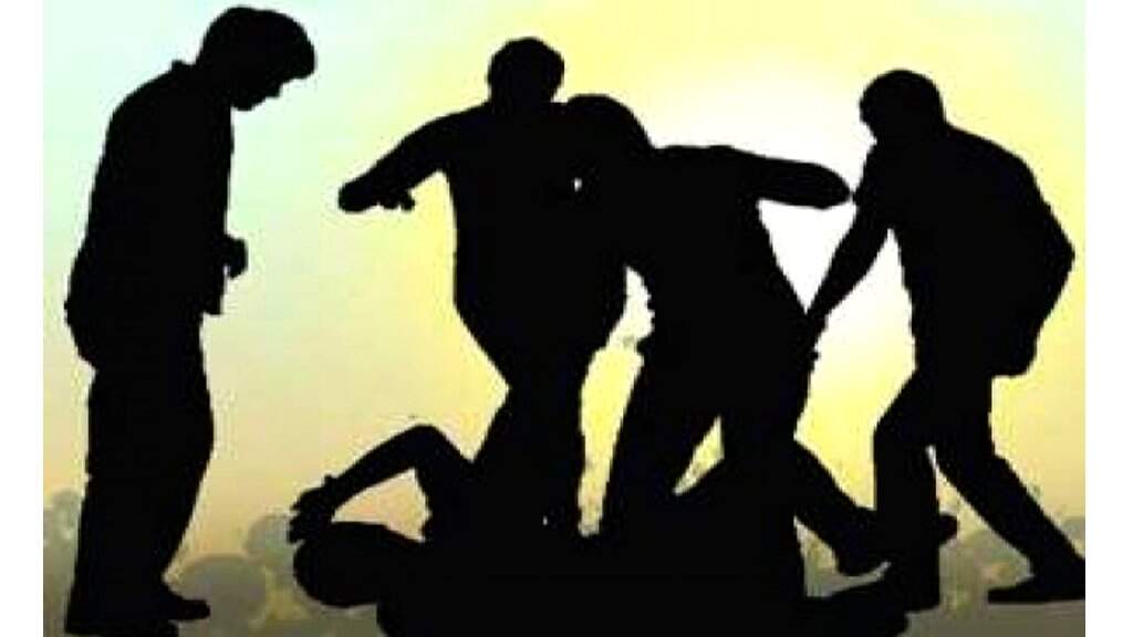 मकान के बाहर बैठकर पी रहे थे शराब, मना करने पर गंडासी डंडों से किया हमाल किया, केस दर्ज