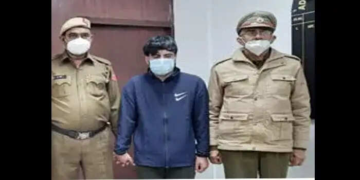 जमीन के लिए की थी परिवार के 3 स्दस्यों की हत्या,  पुलिस ने आरोपी को किया काबू