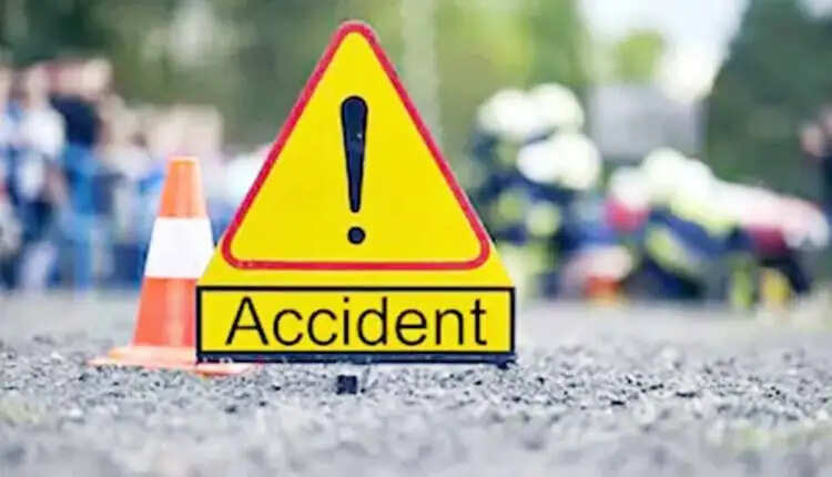 सड़क किनारे खड़े कैंटर में घुसी 3 दोस्तो की कार, 2 दोस्तो की मौके पर मौत