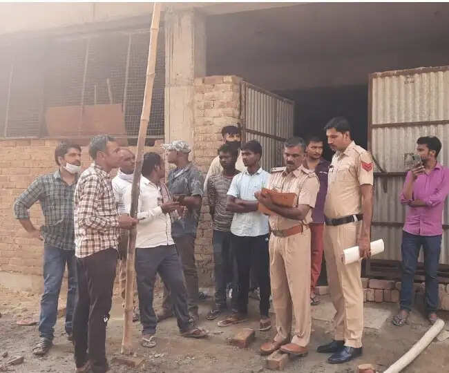 दर्दनाक हादसा- अचानक शटरिंग टूटने से नीचे गिरे दो मजदूर, मौके पर हुई मौत.