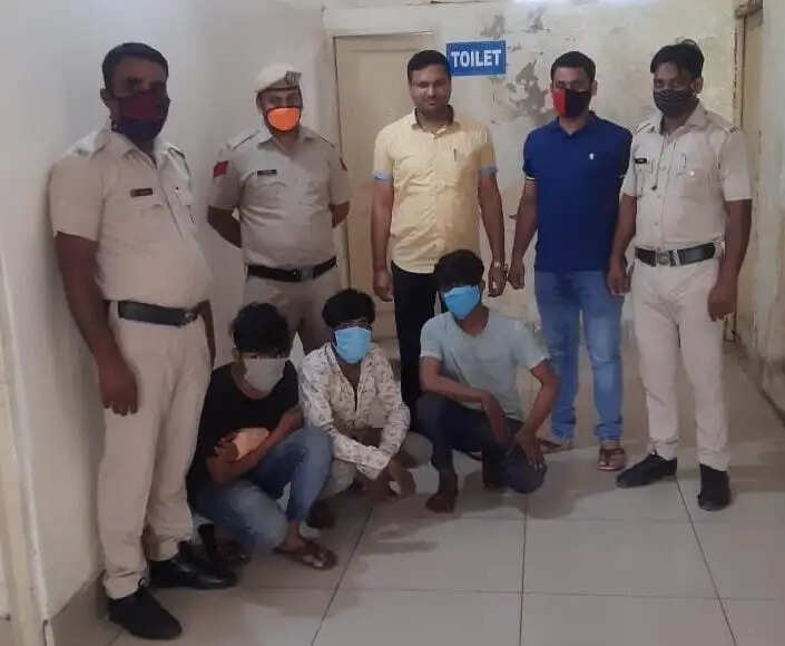 स्नेचिंग की वारदात को अंजाम देने वाले तीन आरोपित काबू