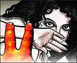 लिफ्ट देने के बहाने बिठाया गाडी में, पानी में नशीला पदार्थ पिलाकर लूटी अस्मत.