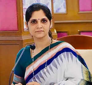 लाखों की नौकरी छोड़ बनी UPSC टॉपर, ट्रांसफर के बाद फिर चर्चा में आई हरियाणा की IAS बेटी
