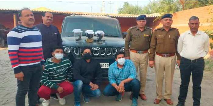 नीरज बवाना गैंग के 3 बदमाश लगे पुलिस के हाथ, बुल्ट प्रूफ कार व अवैध हथियार समेत किये काबू