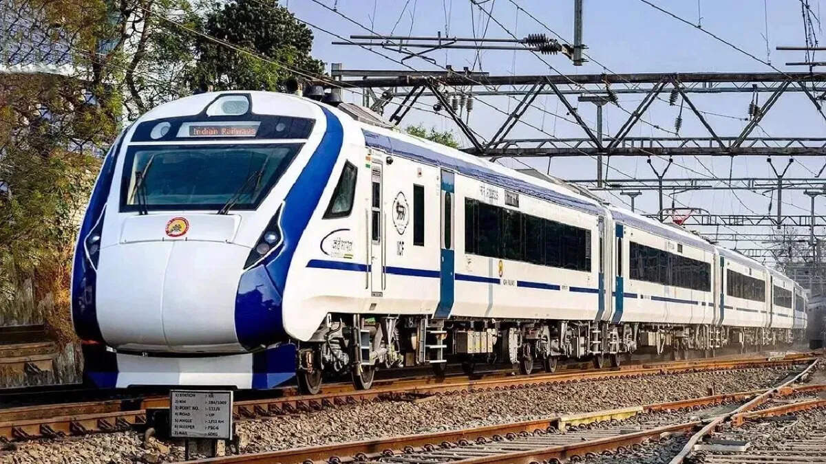 महज 715 रुपये में पहुंचे कश्मीर, PM मोदी आज दिखाएंगे वंदे भारत को हरी झंडी