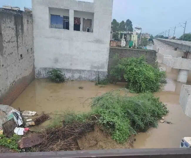 एलिवेटेड ट्रैक का निर्माण बना जनता के लिए मुसीबत, घरों में दरारें और जलभराव