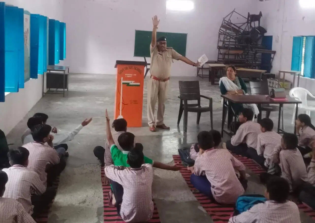 PANIPAT:- यातायात पुलिस ने छात्र-छात्राओं को यातायात नियमों की जानकारी देकर किया जागरूक