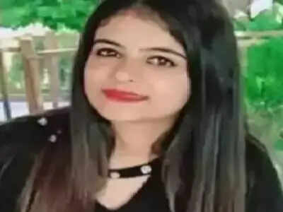 युवती सीख रही थी कार, ब्रेक की जगह दबाई रेस, उसके बाद…