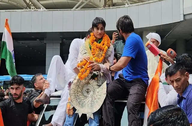 पेरिस से दिल्ली पहुंची विनेश फोगाट, एयरपोर्ट पर हुआ भव्य स्वागत