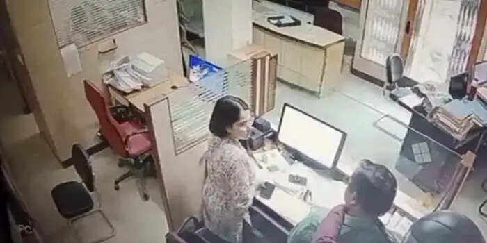 यूकों बैंक को लूट लिया बदमाशों , इस जिले कि है घटना