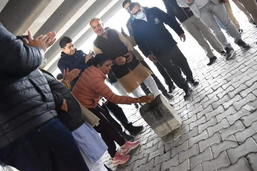 सांसद संजय भाटिया ने खुली जीप सेक्टर 11-12 यूटर्न से निकालकर किया उद्घाटन, जाम से मिलेगी राहत