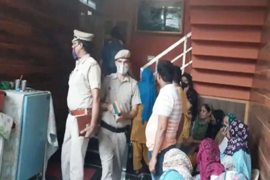 हरियाणा के रोहतक में दहशत का माहौल, घर में घुसकर चलाई गोलियां.