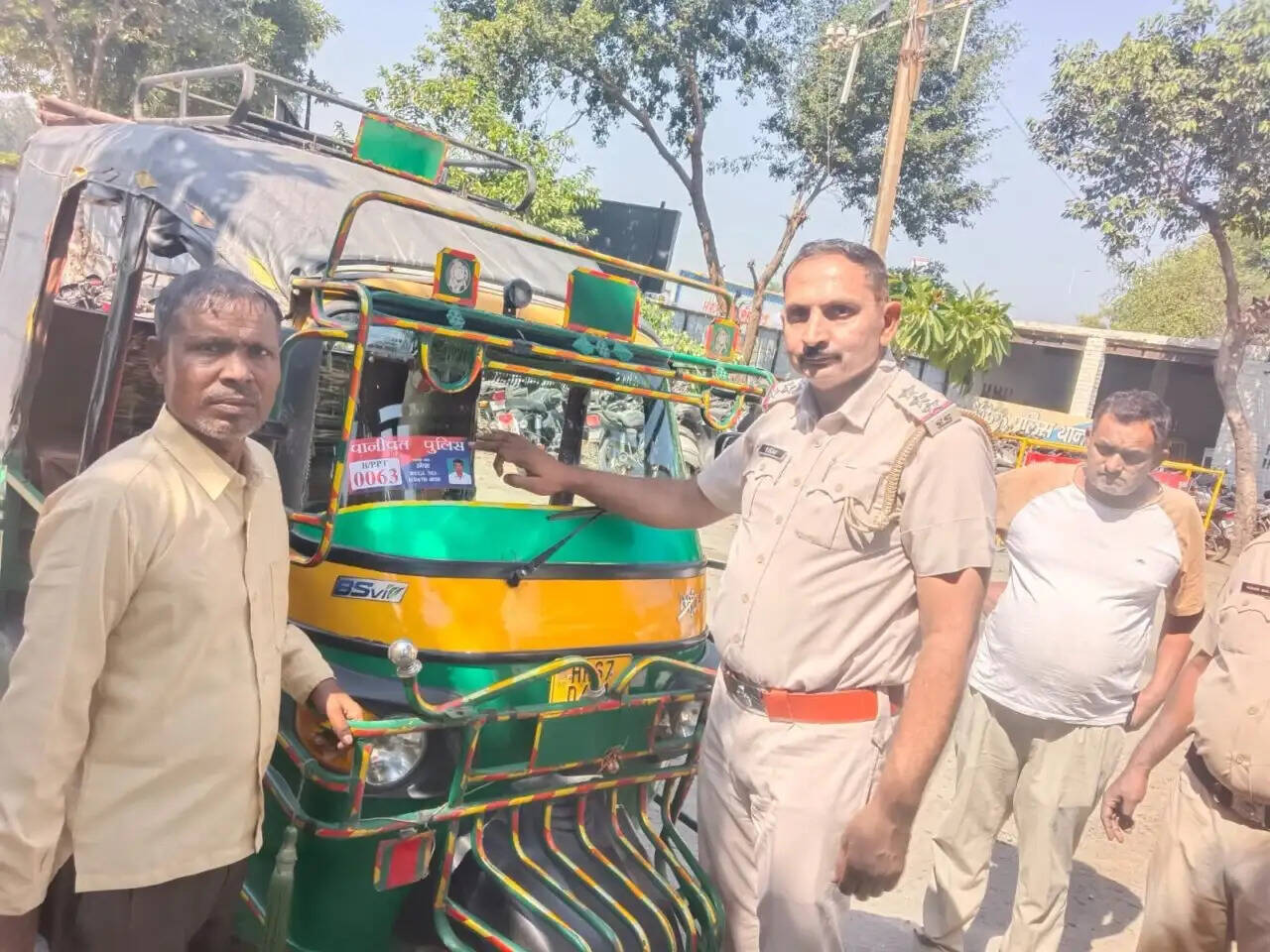ऑटो पर युनिक कोड स्टीकर लगाने का अभियान शुरू