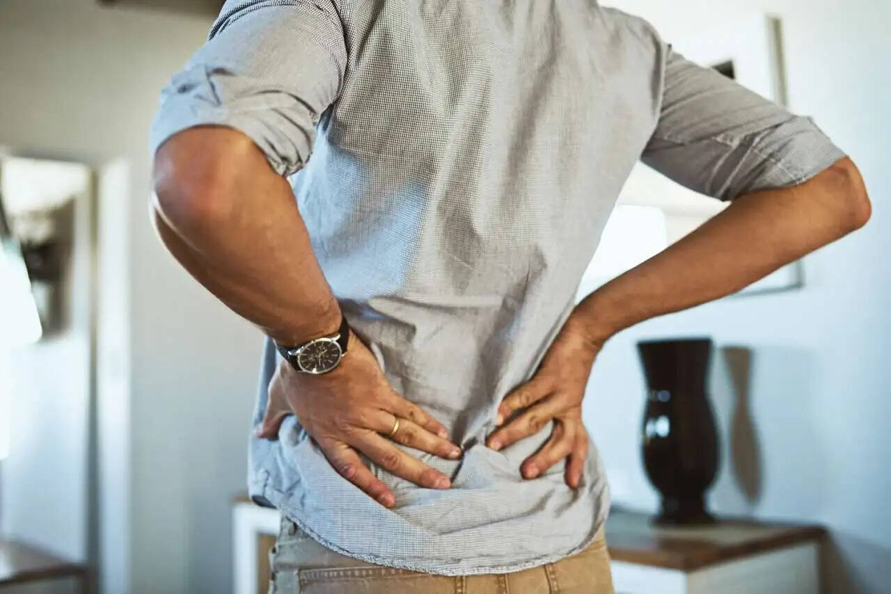 बिना दवाई पाना चाहते है Back Pain से राहत, तो अपनाए ये 4 Oils