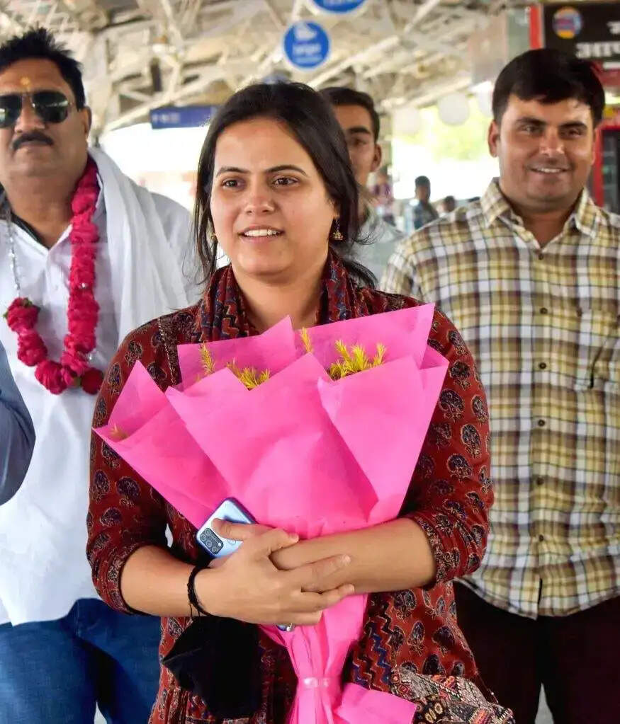 दरोगा की बेटी ने रचा इतिहास, पांचवें प्रयास में बनी UPSC टॉपर, मिलिए शक्ति दुबे से