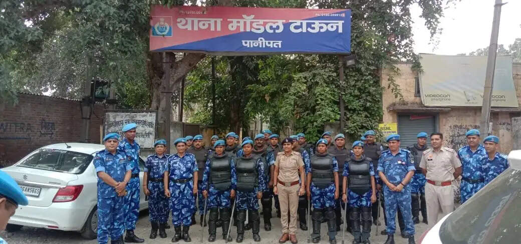 आरएएफ ने निकाला फ्लैग मार्च, शहरवासियों को दिया सुरक्षा का भरोसा