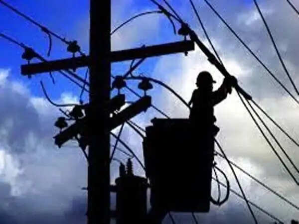 बिजली लाइन ठीक कर रहा था लाइन मैन, चालू हो गई बिजली..हुई मौत