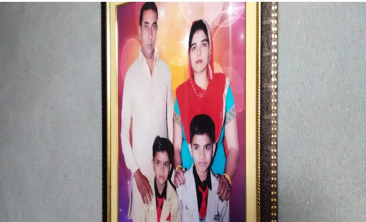अज्ञात व्यक्ति ने की मां-बेटी की हत्या, बेटे की हालत गंभीर, अस्पताल में करवाया भर्ती