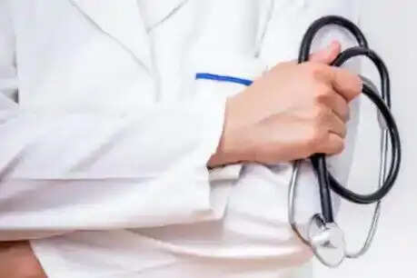 रेप केस में डॉक्टर से समझौता करने को मांगे 50 लाख, 2 लाख रुपये लेती युवती गिरफ्तार