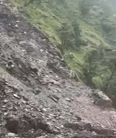 हिमाचल में लैंडस्लाइड से मलबे मे दबी गाड़ियां, उज्जैन, लखनऊ, गुजरात में बाढ़ जैसे हालात