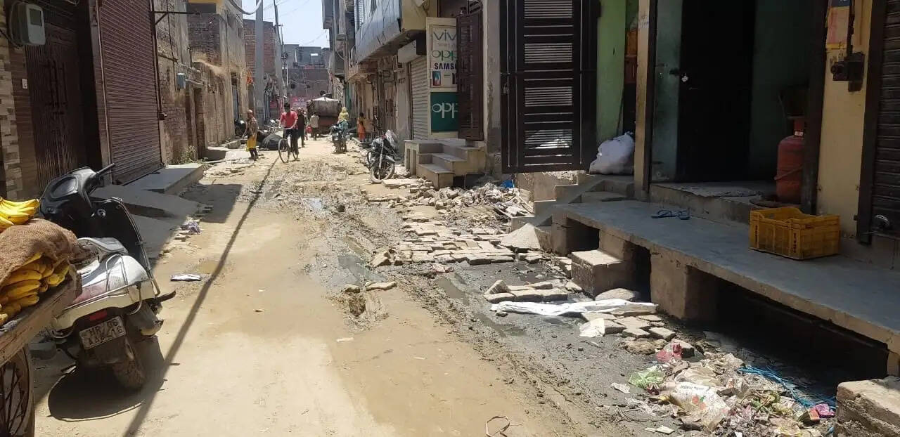 ठेकेदार ने नई इंटे लगाने की बात कहकर उखाड़ी गली..हुआ बुरा हाल