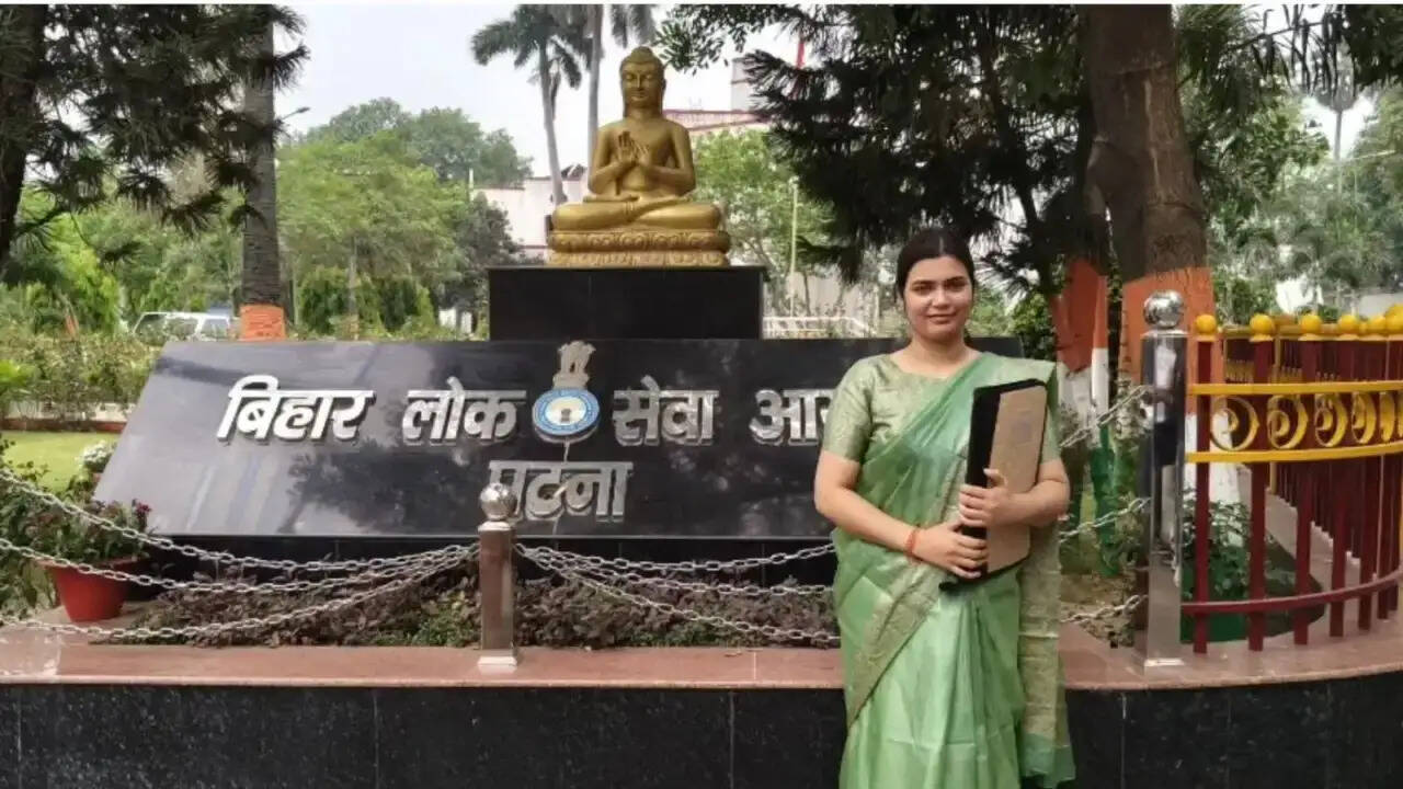 गांव की पहली महिला DC, दो बार असफल होने के बाद ऐसे रचा इतिहास