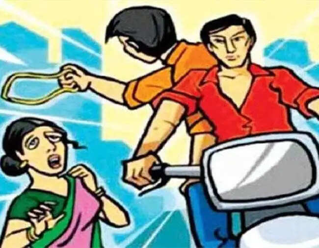 बदमाशों का आतंक जारी-  घर के बाहर टहल रही महिला से लूटी चेन, केस दर्ज