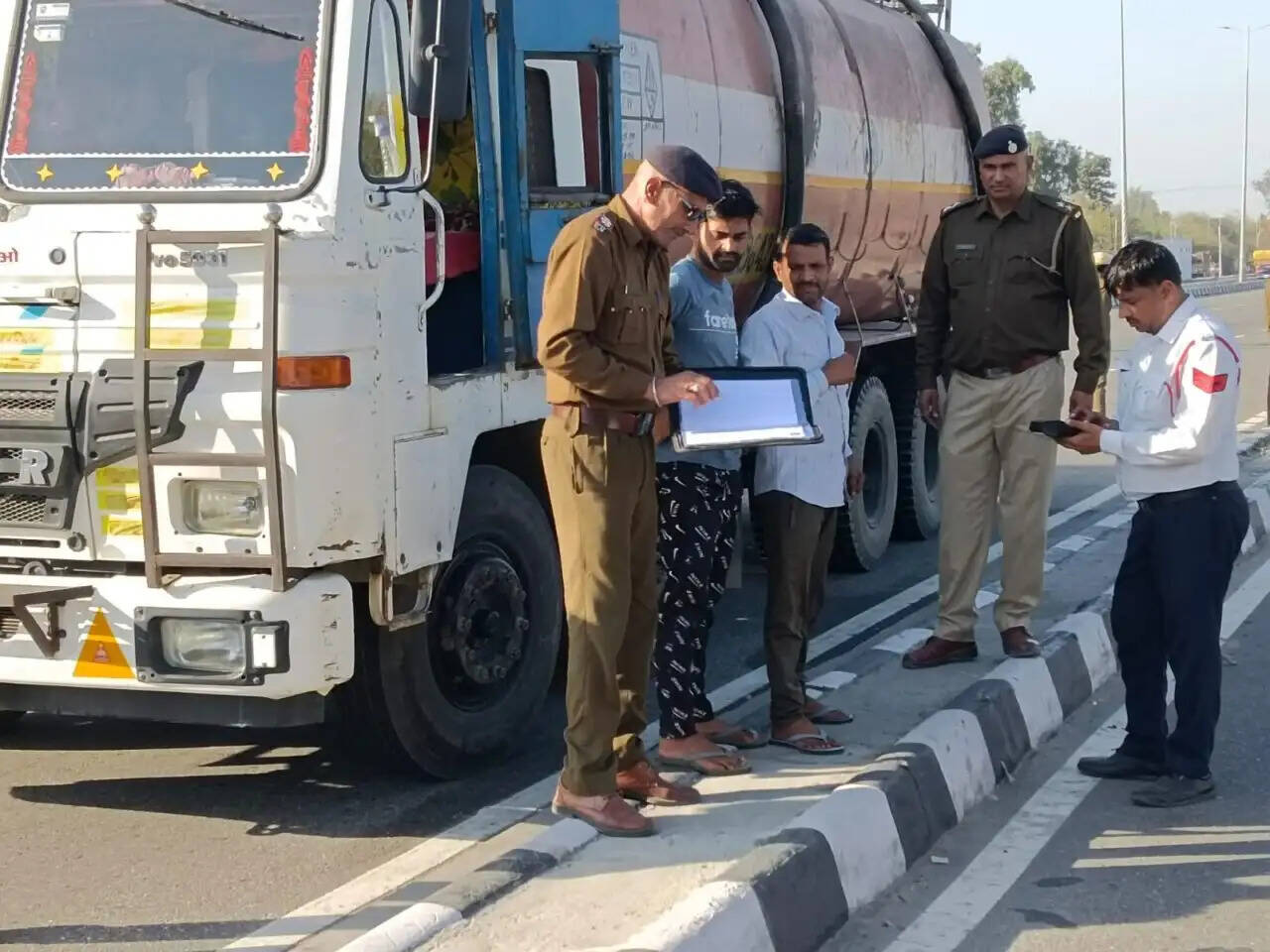 सड़क दुर्घटनाओं को रोकने के लिए पानीपत पुलिस सक्रिय, 189 भारी वाहनों के किए चालान