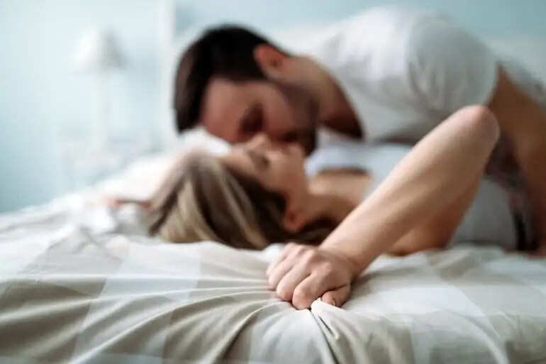 पत्नी ने यू की बेवफाई, प्रेमी के साथ आपत्तिजनक हालत में देख पति ने दे दी ...