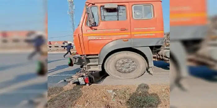 डंपर ने सड़क किनारे खड़े 4 युवकों को मारी टक्कर, 3 की मौके पर हुई मौत, 1 की हालत गंभीर