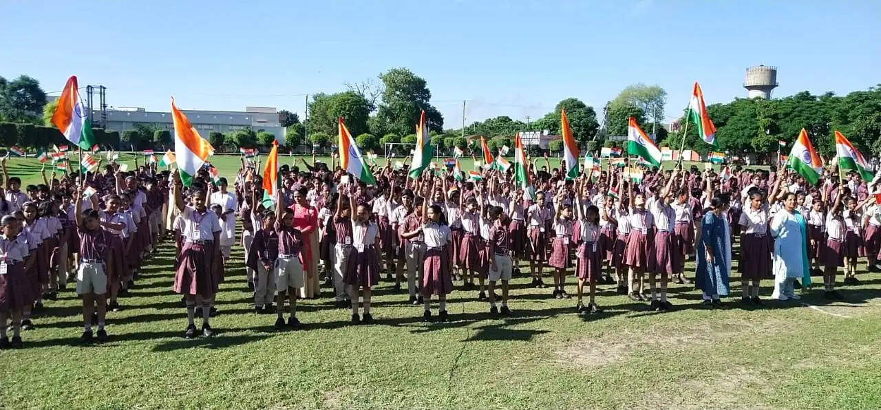 'HAR GHAR TIRANGA' मुहिम को साकार करने के लिए DAV पुलिस पब्लिक स्कूल के विद्यार्थियों ने निकाली रैली