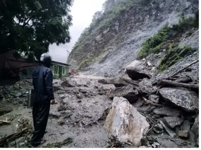 जम्मू-कश्मीर में भारी तबाही, फिर गिरा लैंडस्लाइड