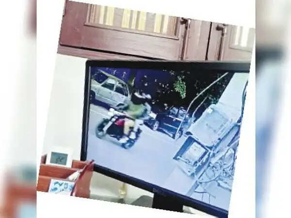 फिल्मी स्टाइल में चलती बाइक पर चेन छीनकर बदमाश फरार