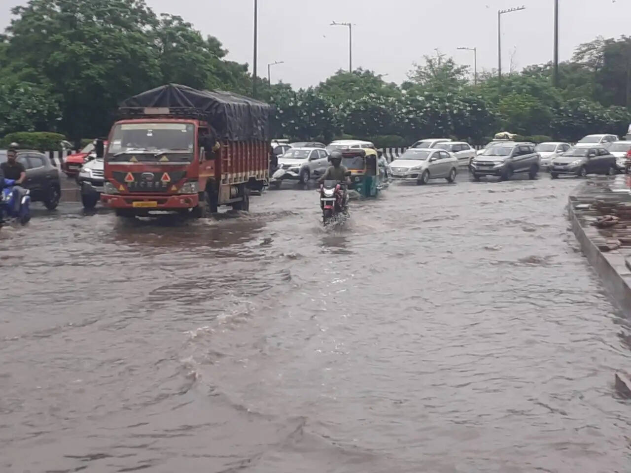 हरियाणा:- भारी बारिश के चलते 2 नेशनल हाइवो को किया गया बंद, 4 नदियां खतरे के निशान के उपर