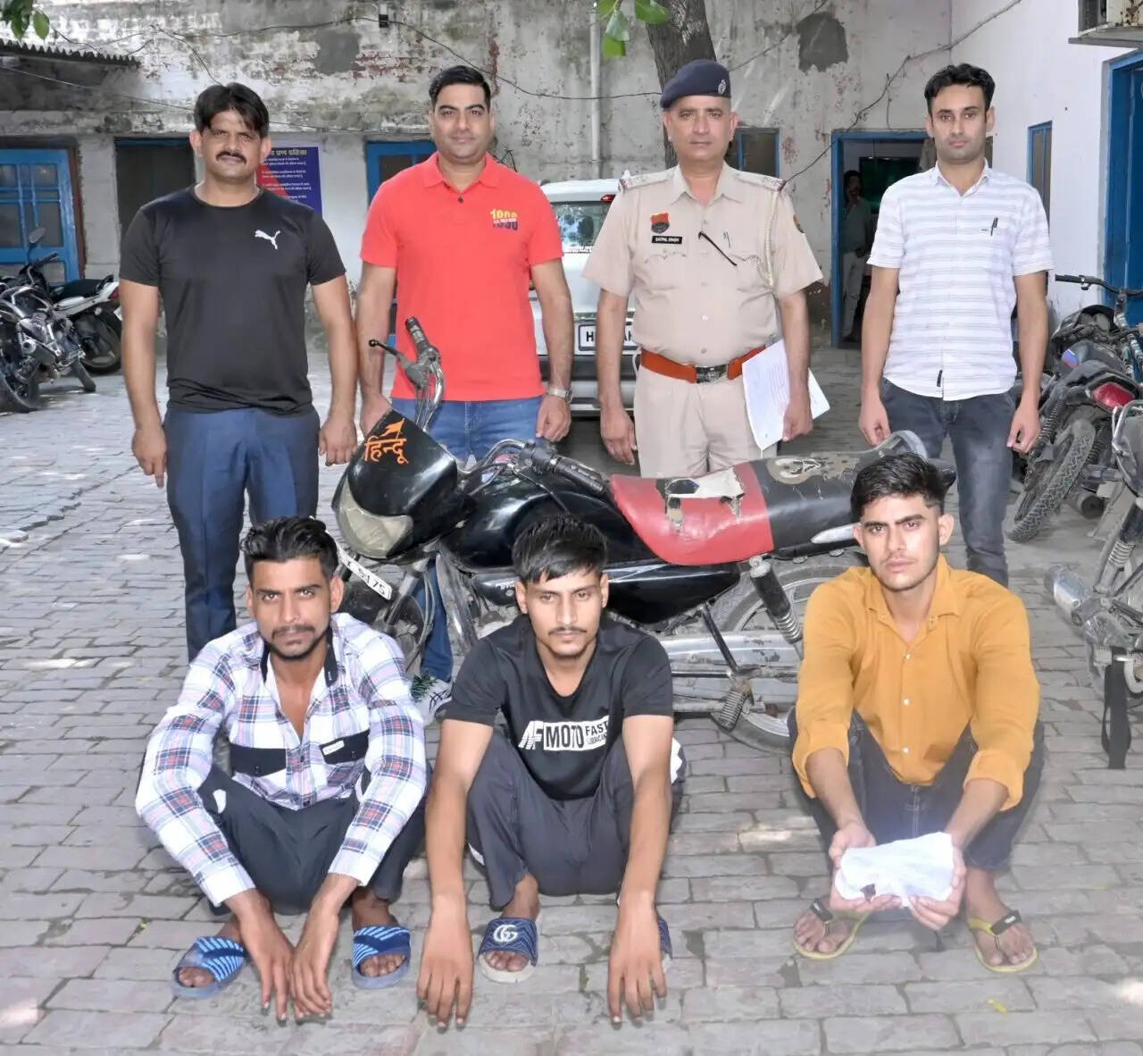 नशे की लत पूरी करने के लिए तीनों ने चुराया मोबाइल फोन, अब तीनों आरोपी गिरफ्तार