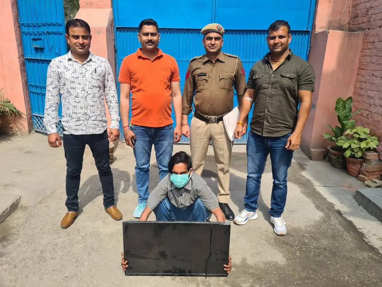 चोरी की वारदात को अंजाम देने वाला आरोपी काबू, चोरीशुदा एलईडी बरामद