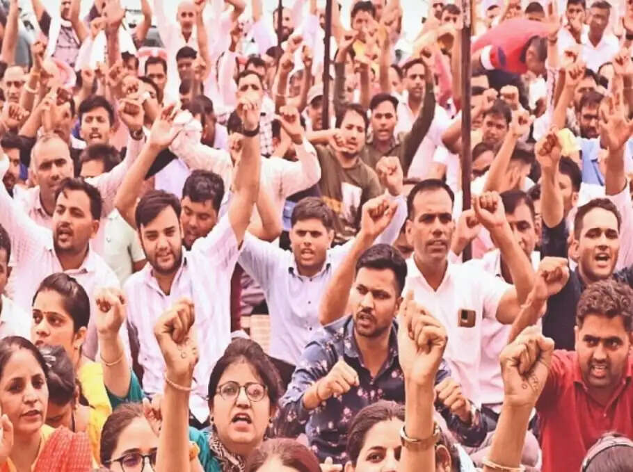 क्लकों की हड़ताल से सरकार भड़की, सभी DC से रिपोर्य तलब, लिया जा सकता है आज बड़ा फैसला