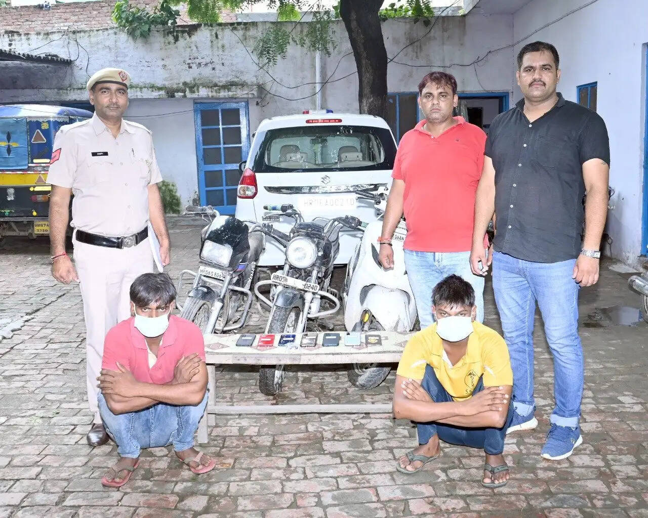 चोरी करने वाले 2 आरोपित काबू, 1 बाइक, 1 एक्टीवा, 7 मोबाइल, एक गैस सिलेंण्डर व चांदी के जैवरात बरामद