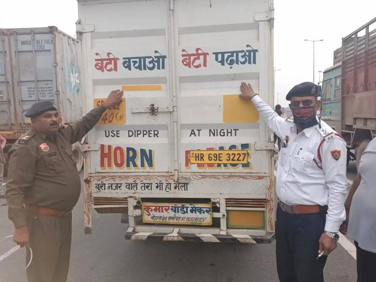 पानीपत में बढ़ते धूध को देखते हुए यातायात पुलिस ने वाहनों पर रिफ्लेक्टर टेप लगाकर वाहन चालकों को किया जागरूक