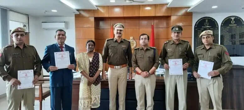 बच्ची की दुष्कर्म के बाद हत्या करने वाले आरोपियों को फांसी की सजा दिलवाने में पुलिसकर्मियो को SP ने किया सम्मानित