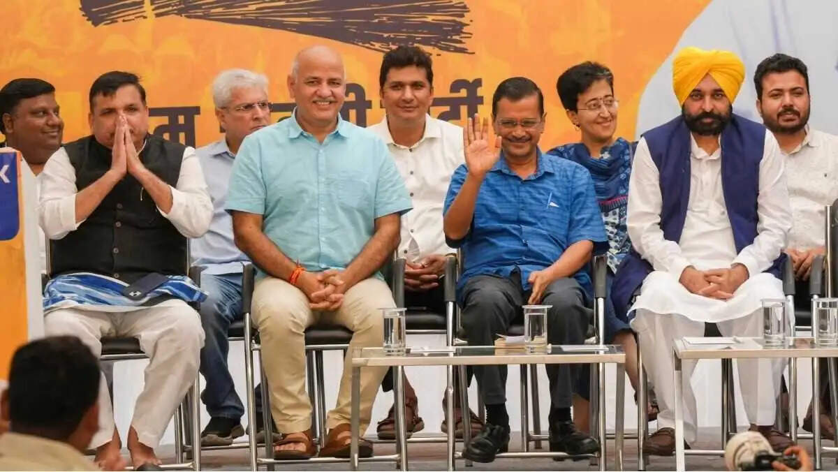 अरविंद केजरीवाल आज देंगे इस्तीफा, अब कौन होगा दिल्ली का अगला मुख्यमंत्री