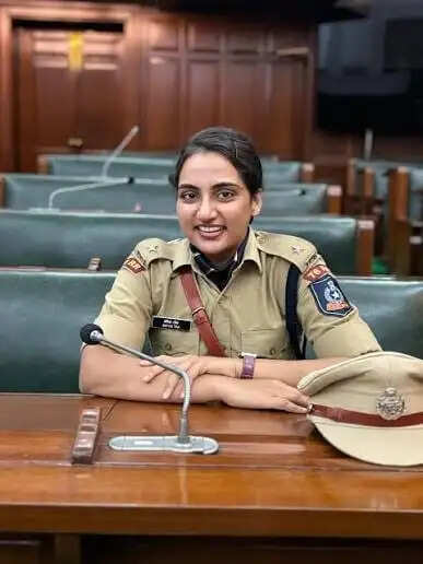 बेटियों को पढ़ा कर कौनसा कलक्‍टर-एसपी बना दोगे? बेटी ने IAS बन किया लोगों को मुंह बंद