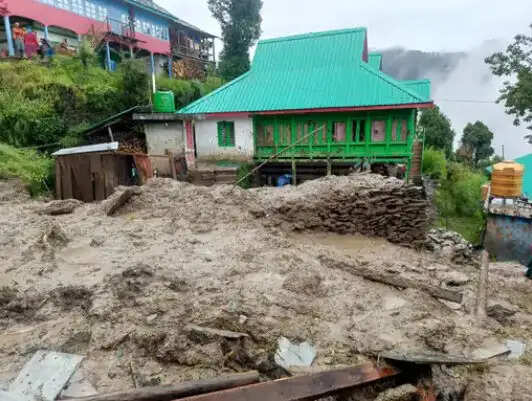 Breaking:- हिमाचल में बाढ़ और बादल फटने से तबाही, 5 की मौ# त, 16 लापता