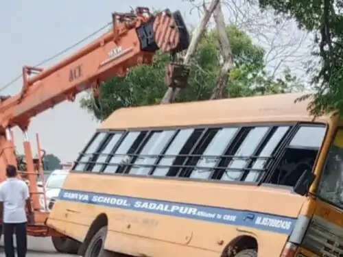 हरियाणा रोडवेज बस के गलती की वजह से गड्ढे में गिरी एक स्कूल बस,बाल-बाल बचे बच्चें