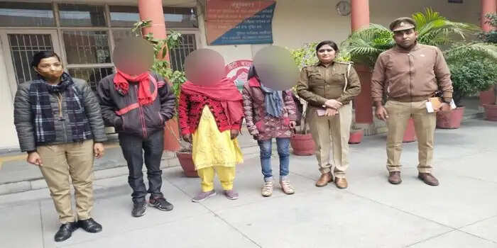 गलत बस में बैठकर पानीपत पहुंची किशोरी महिला थाना पुलिस की टीम ने उसे परिजनो को सौंपा