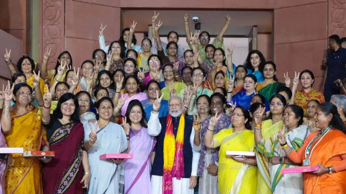 महिला आरक्षण बिल पर संसद में जश्न का माहौल